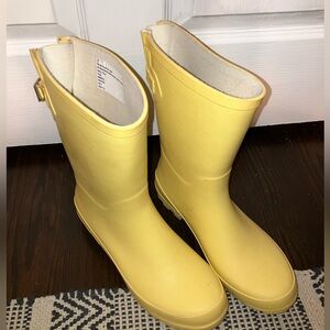 Women’s yellow rainboots